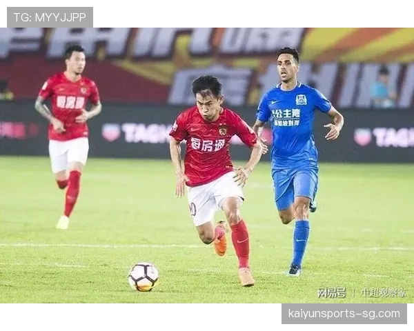 广州足球俱乐部近两场中超赛程调整,赛场攻防转换有待平衡。 广州足球俱乐部近两场中超赛程调整,赛场攻防转换有待平衡。